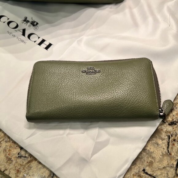 COACH Hadley Hobo - Picture 9 of 9